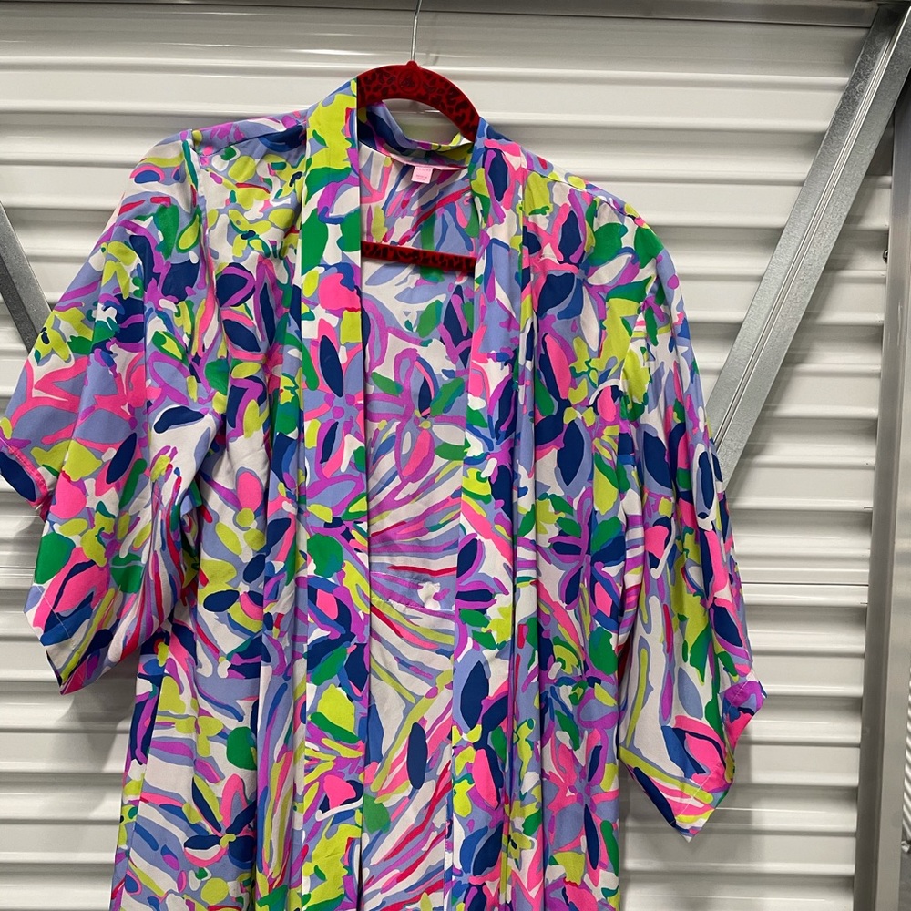 Lilly Pulitzer silk short robe with belt. XS